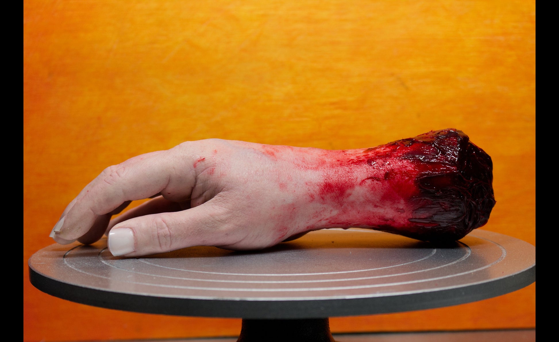 Bloody severed silicone hand, realistic. Great for Halloween decoration, haunted house or horror prop