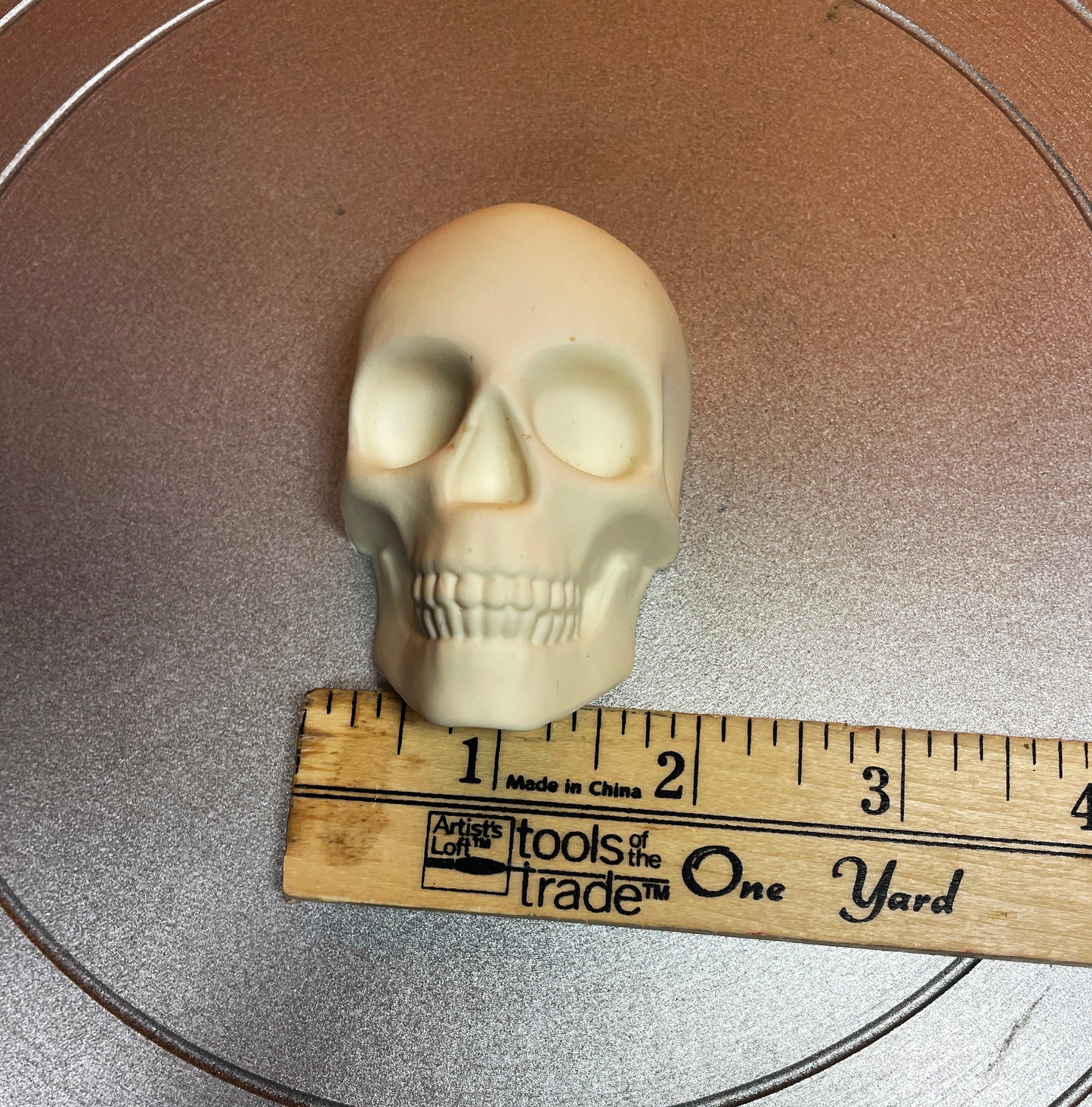 Resin skull for decoration - 1.5" & 3" sized skulls with flat back. Great for craft projects, Halloween decorations.