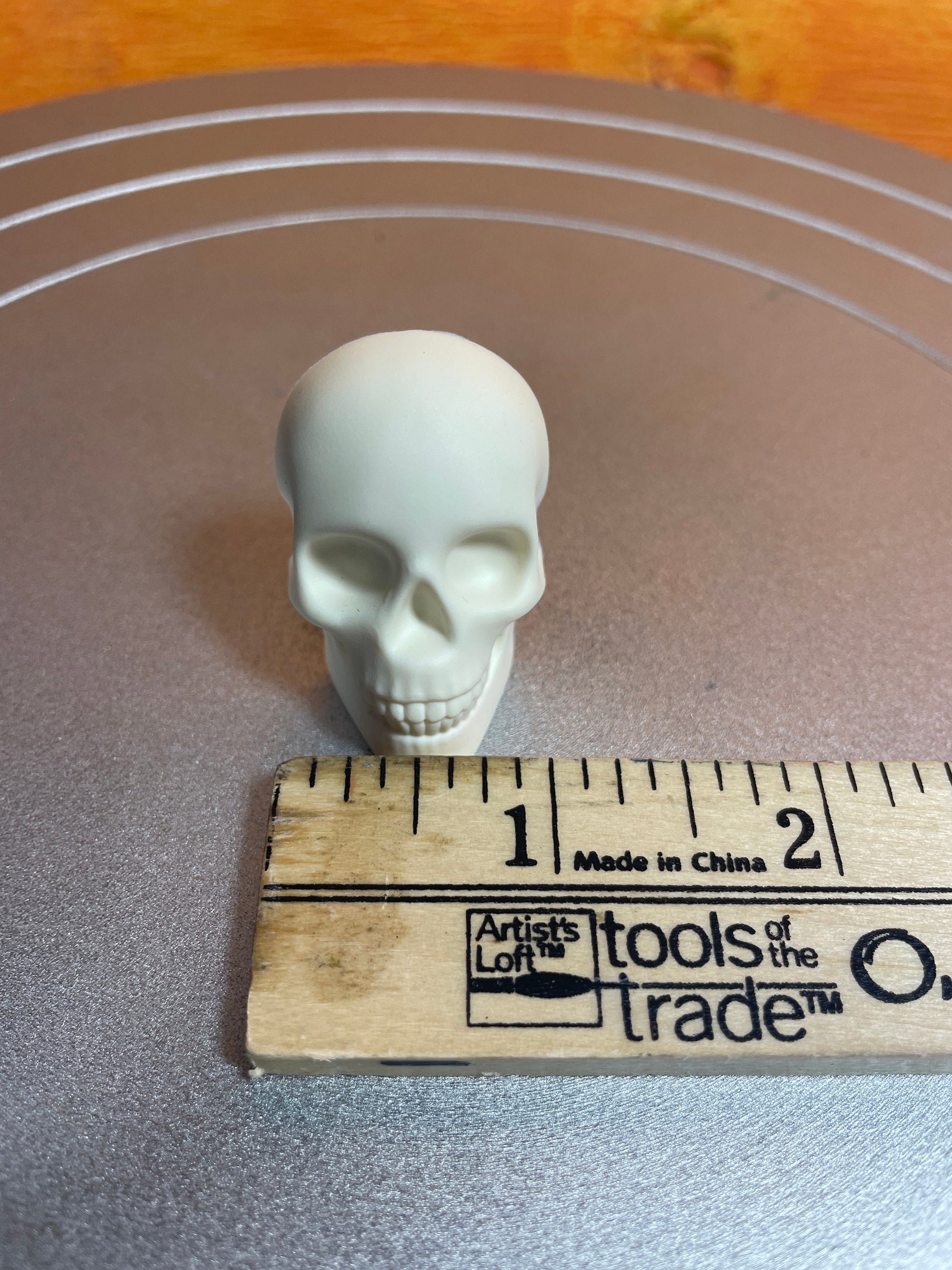 Resin skull for decoration - 1.5" & 3" sized skulls with flat back. Great for craft projects, Halloween decorations.