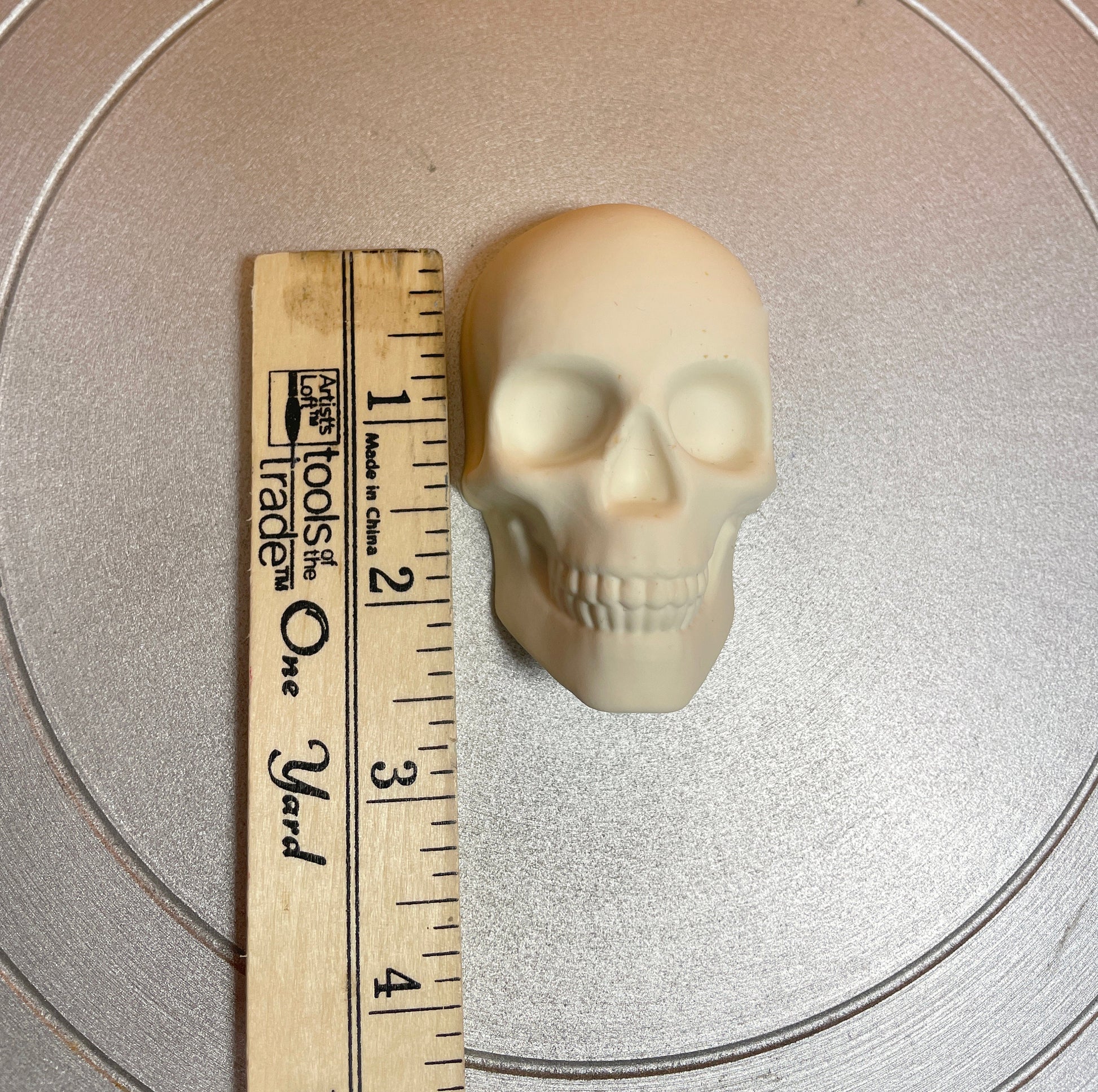 Resin skull for decoration - 1.5" & 3" sized skulls with flat back. Great for craft projects, Halloween decorations.