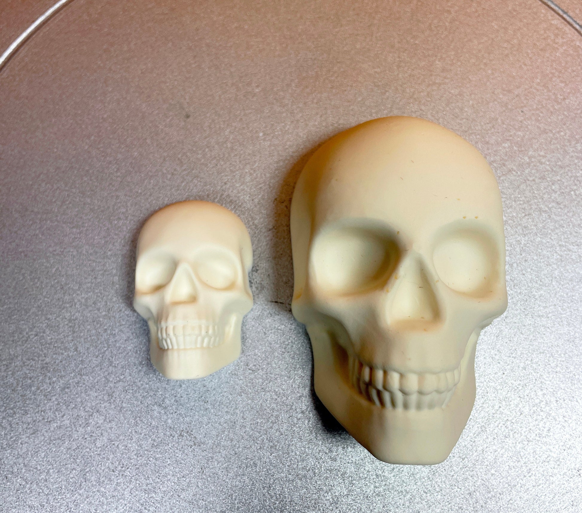 Resin skull for decoration - 1.5" & 3" sized skulls with flat back. Great for craft projects, Halloween decorations.