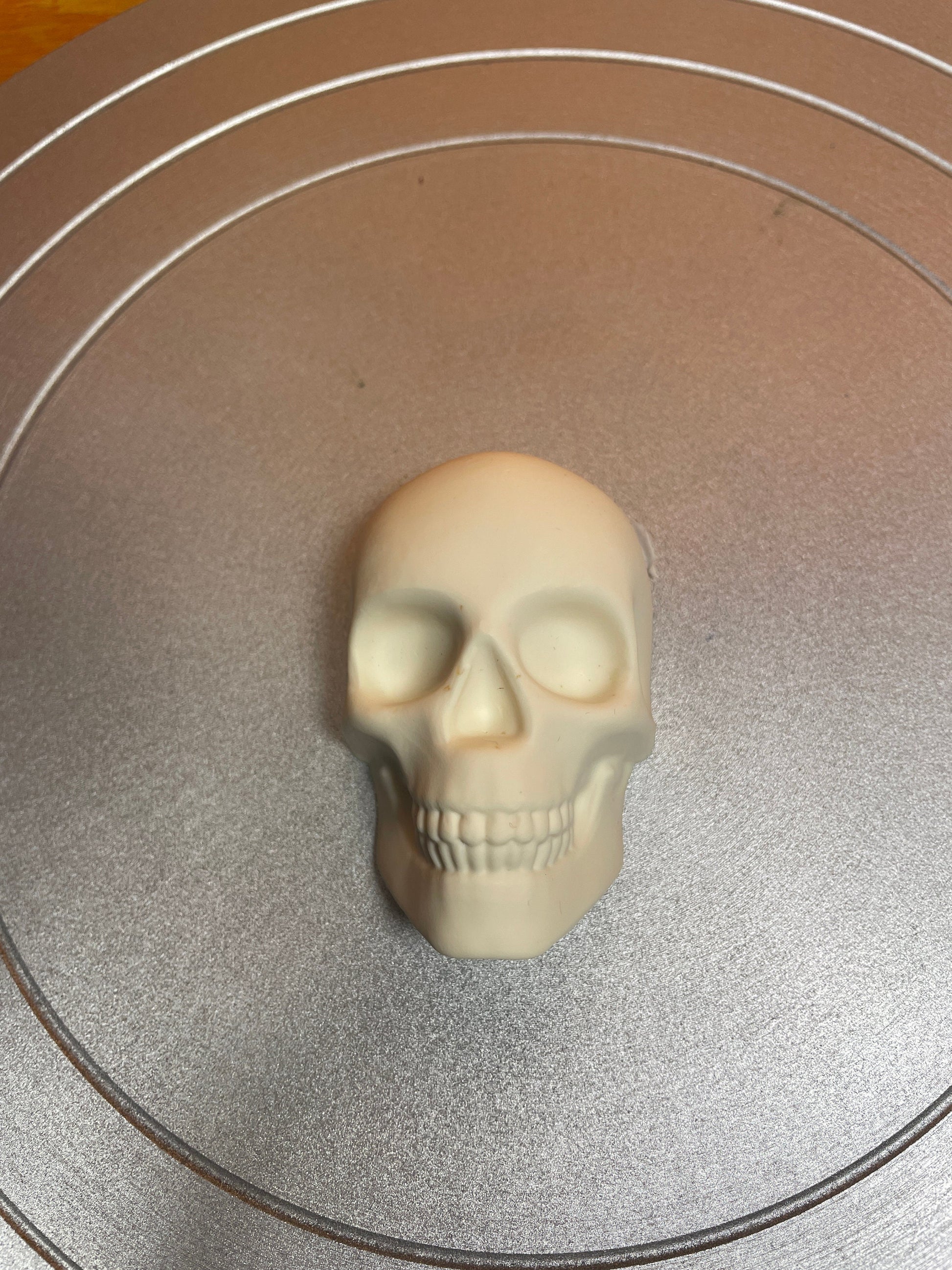 Resin skull for decoration - 1.5" & 3" sized skulls with flat back. Great for craft projects, Halloween decorations.